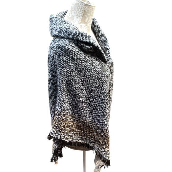 Marled Knit Poncho Shawl Wrap OSFA Gray Tan Black Fringe Toggle Cozy Boho Chic - Picture 5 of 9